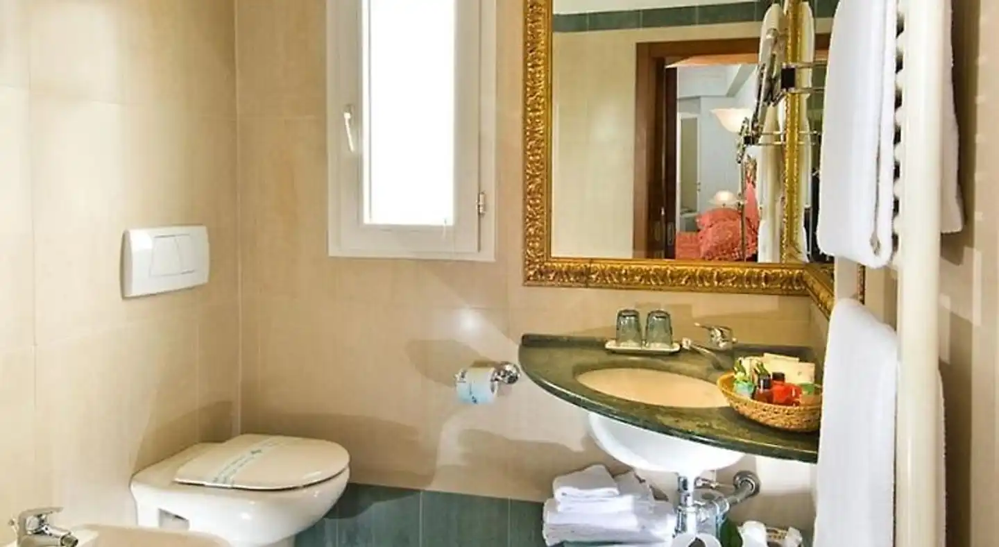 Hotel Des Nations Badezimmer