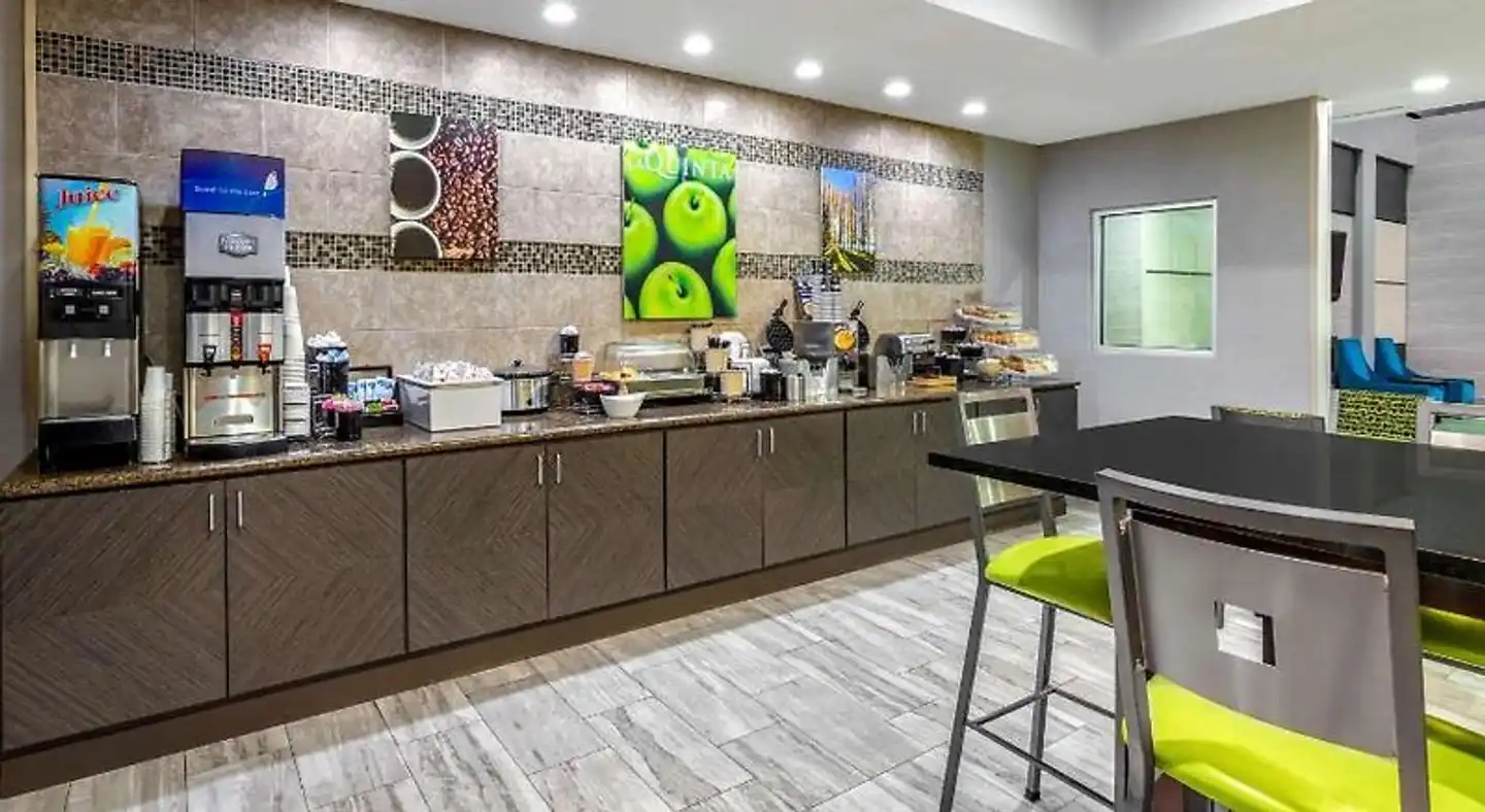 La Quinta Inn & Suites Columbus - Edinburgh Restaurant