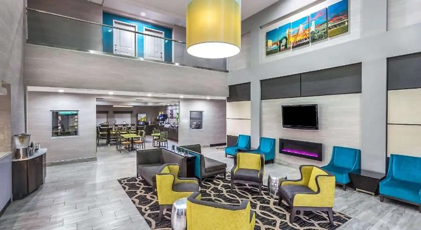 La Quinta Inn & Suites Columbus - Edinburgh Lobby