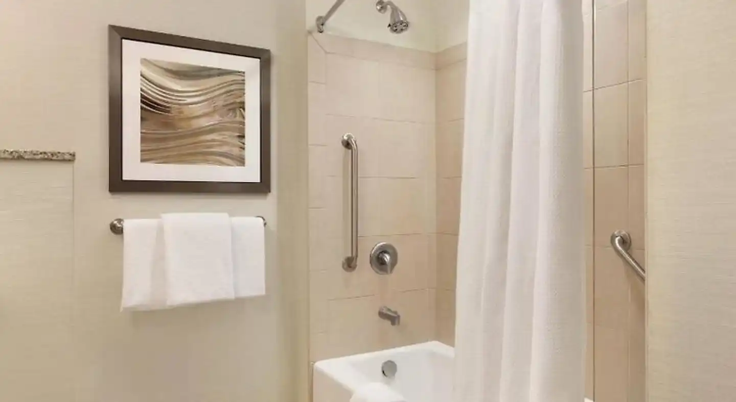 Courtyard by Marriott Charlotte Airport North Badezimmer