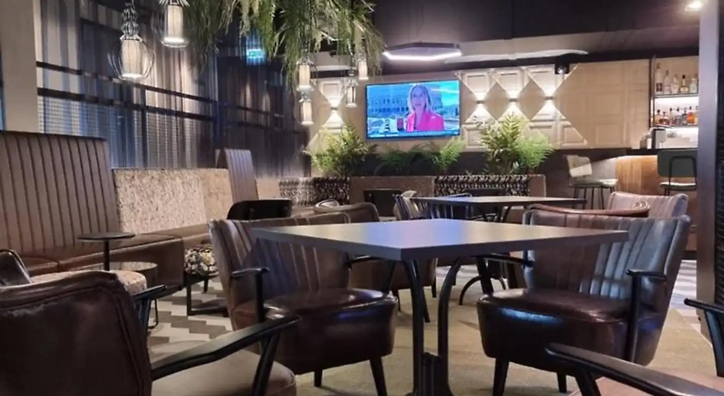 FreshSuites & Bar Bar