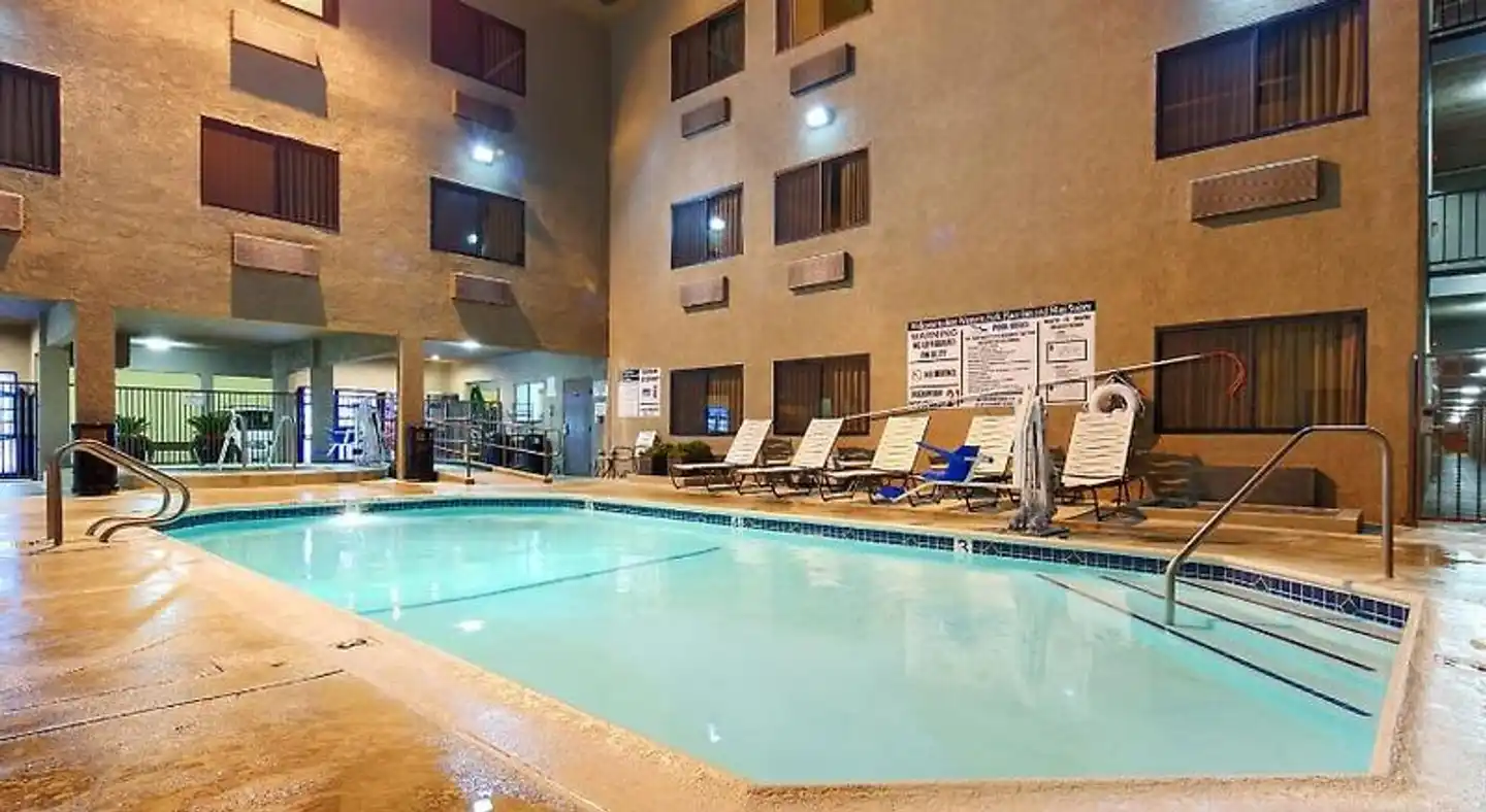 Best Western Plus Park Place Inn - Mini Suites Pool