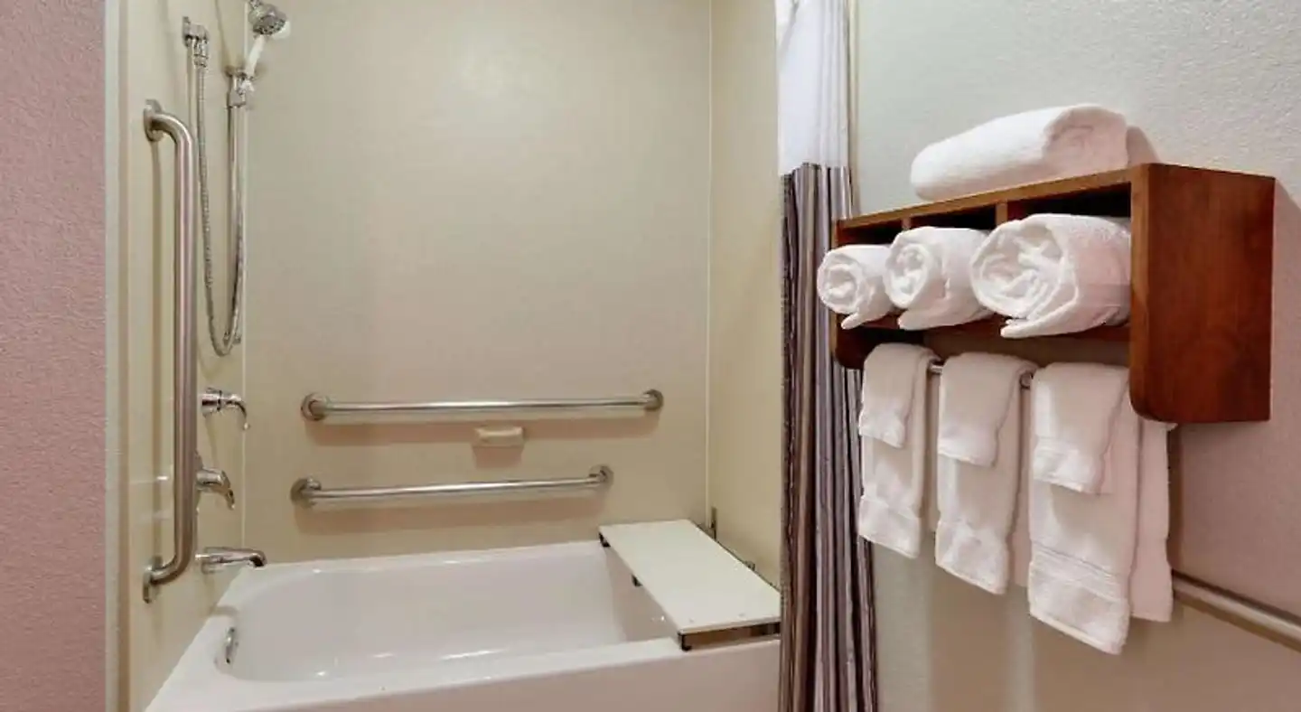 La Quinta Inn & Suites by Wyndham Dallas Love Field Badezimmer