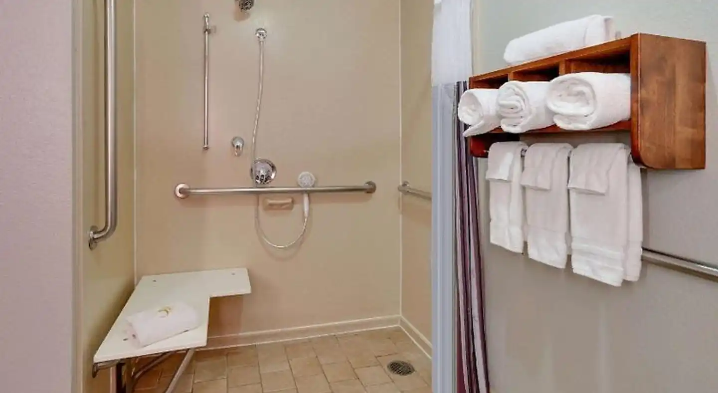 La Quinta Inn & Suites by Wyndham Dallas Love Field Badezimmer