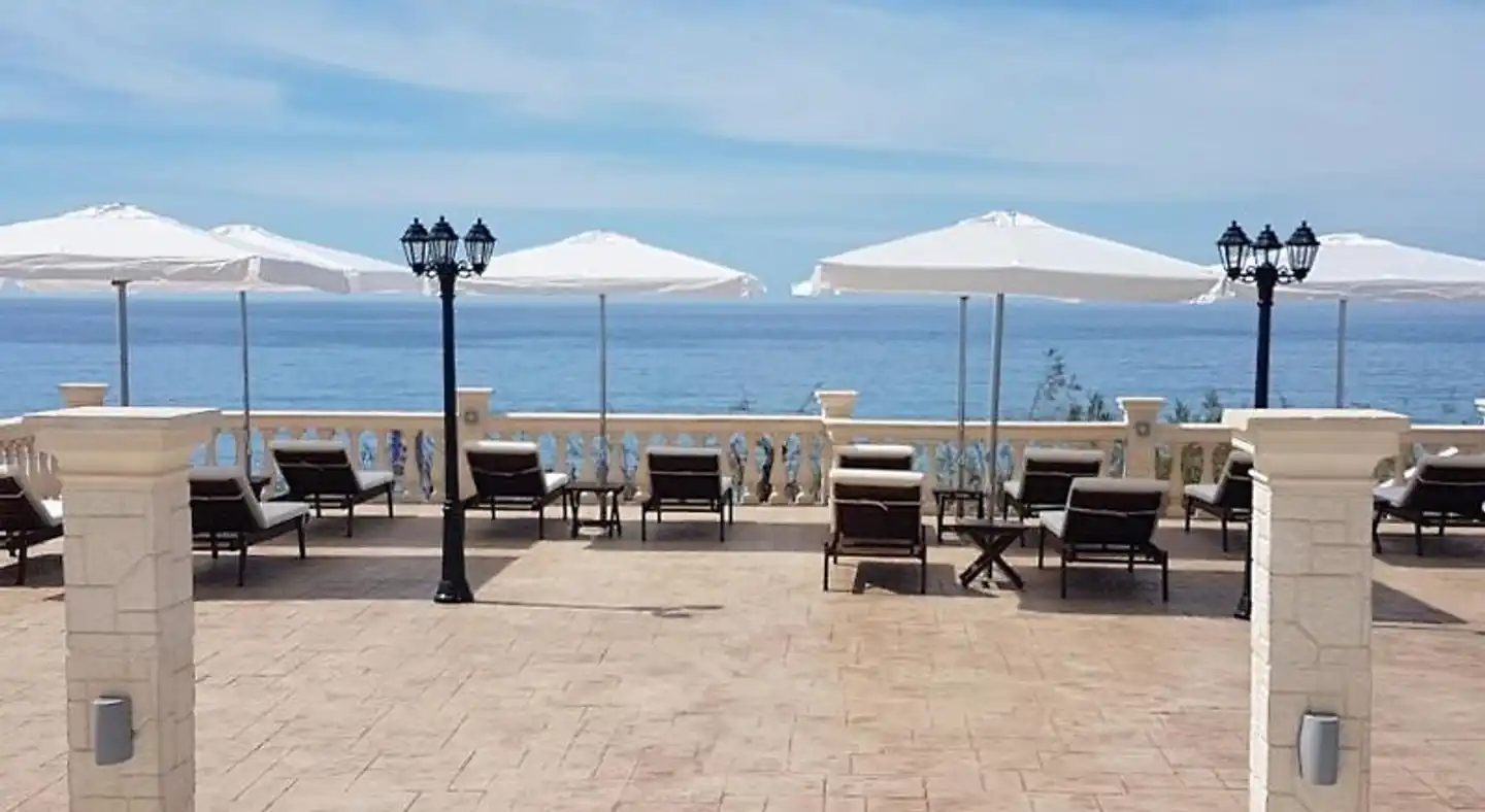 Kostas Beach Apartments Terrasse