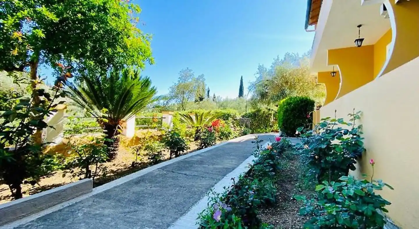 Afrodite's Pool and Studios Garten