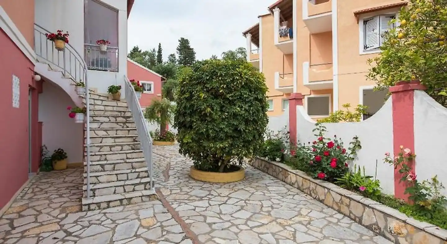 Skevoulis Studios Garten