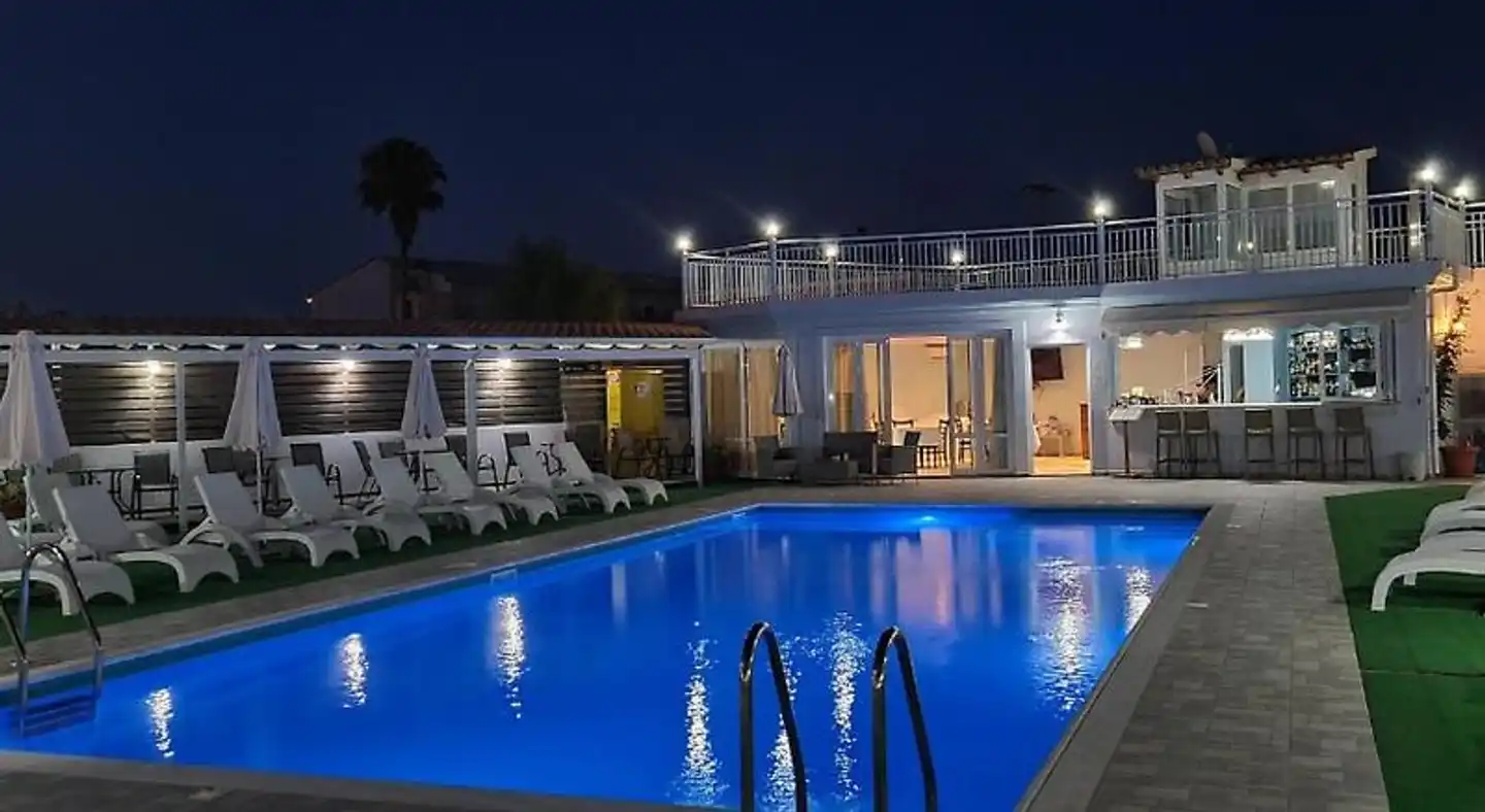 Roda Pearl Resort Hallenbad