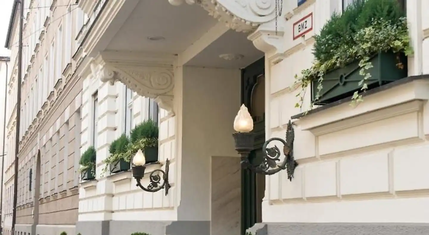 Splendid-Dollmann im Lehel Aussenansicht