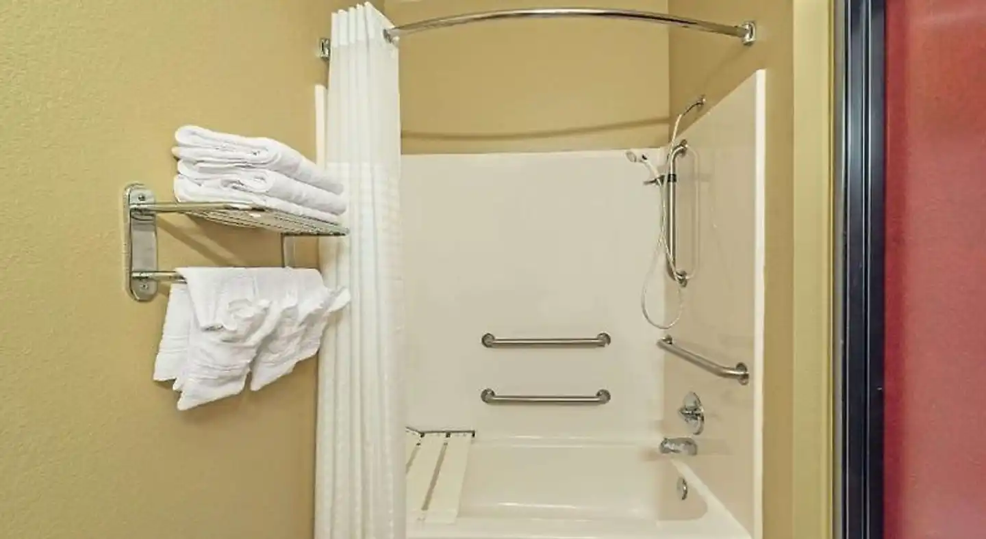 Days Inn by Wyndham Rockdale Texas Badezimmer