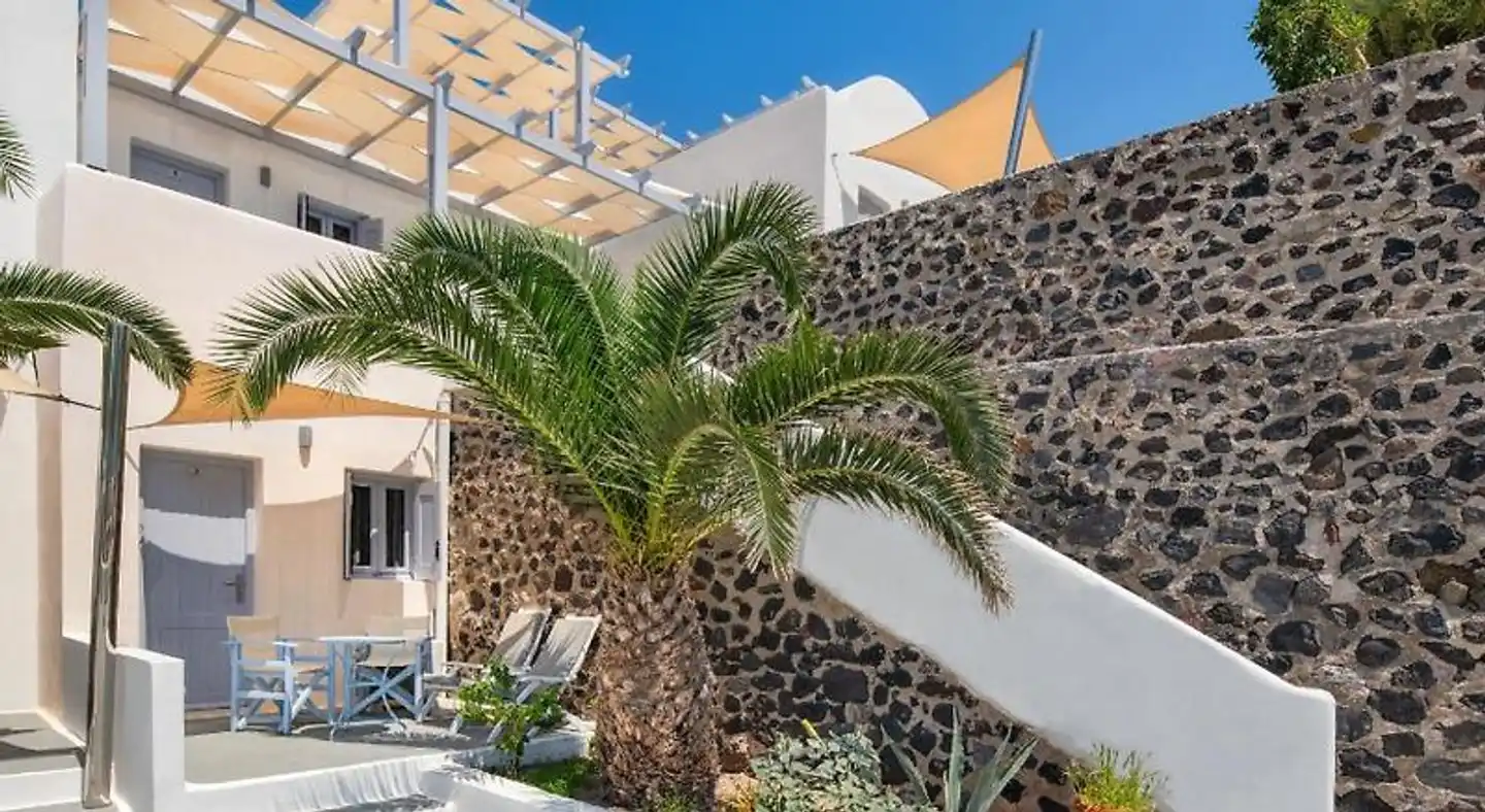 Akrotiri Hotel Aussenansicht