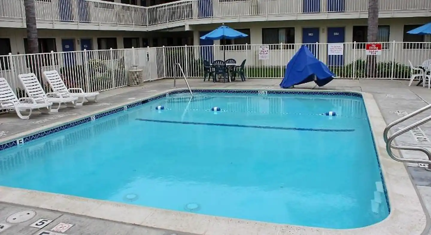 Hotel Motel 6 Pismo Beach, CA Pool