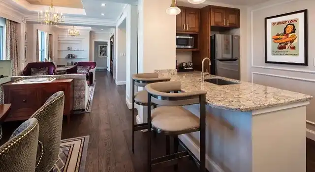 The Higgins Hotel New Orleans, Curio Collection By Hilton Bar
