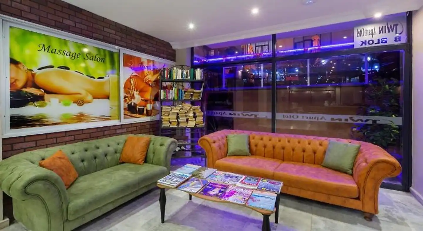 Twin Apart Hotel Bar