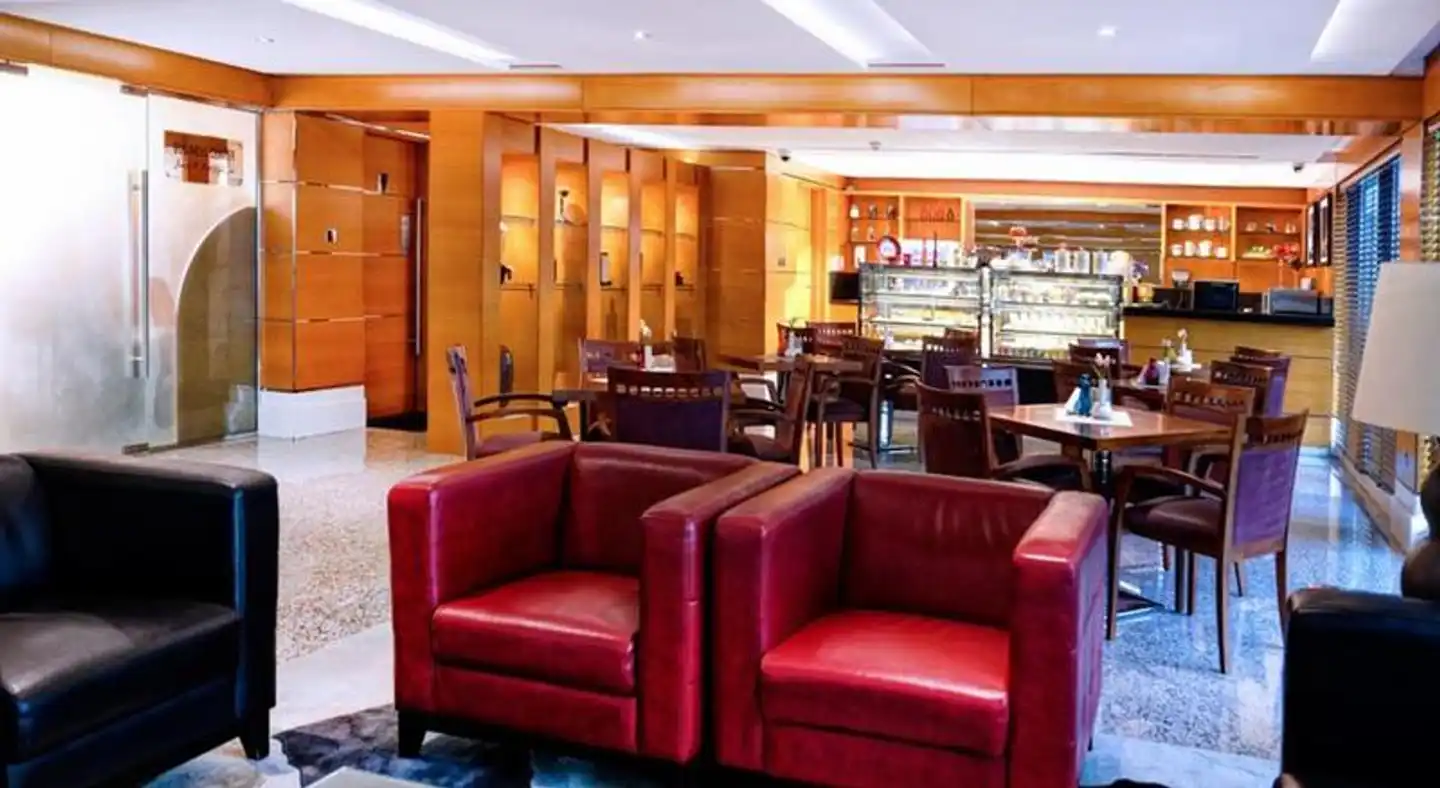 Golden Sands Hotel Apartments Bar