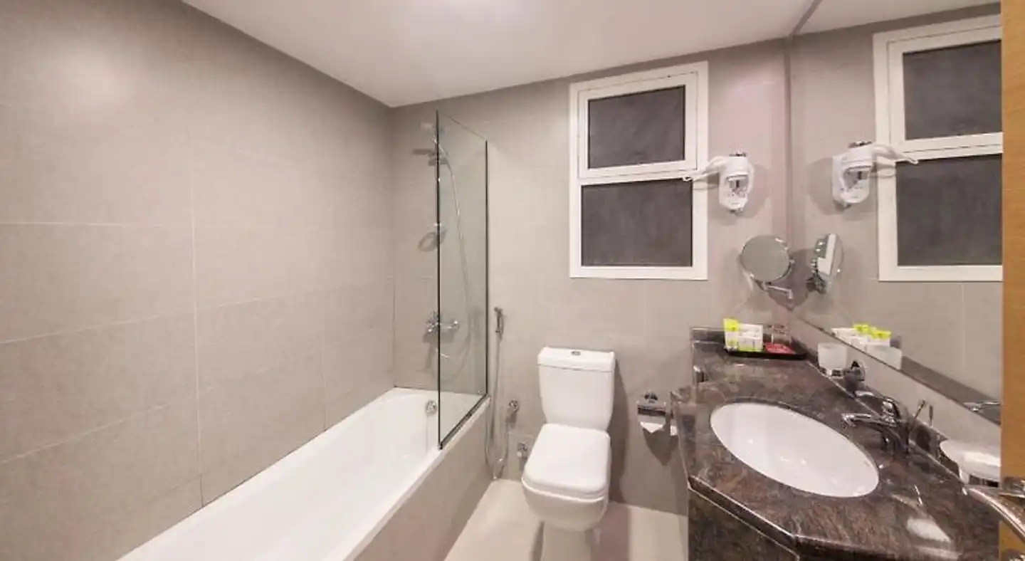 Ramada by Wyndham Beach Hotel Ajman Badezimmer