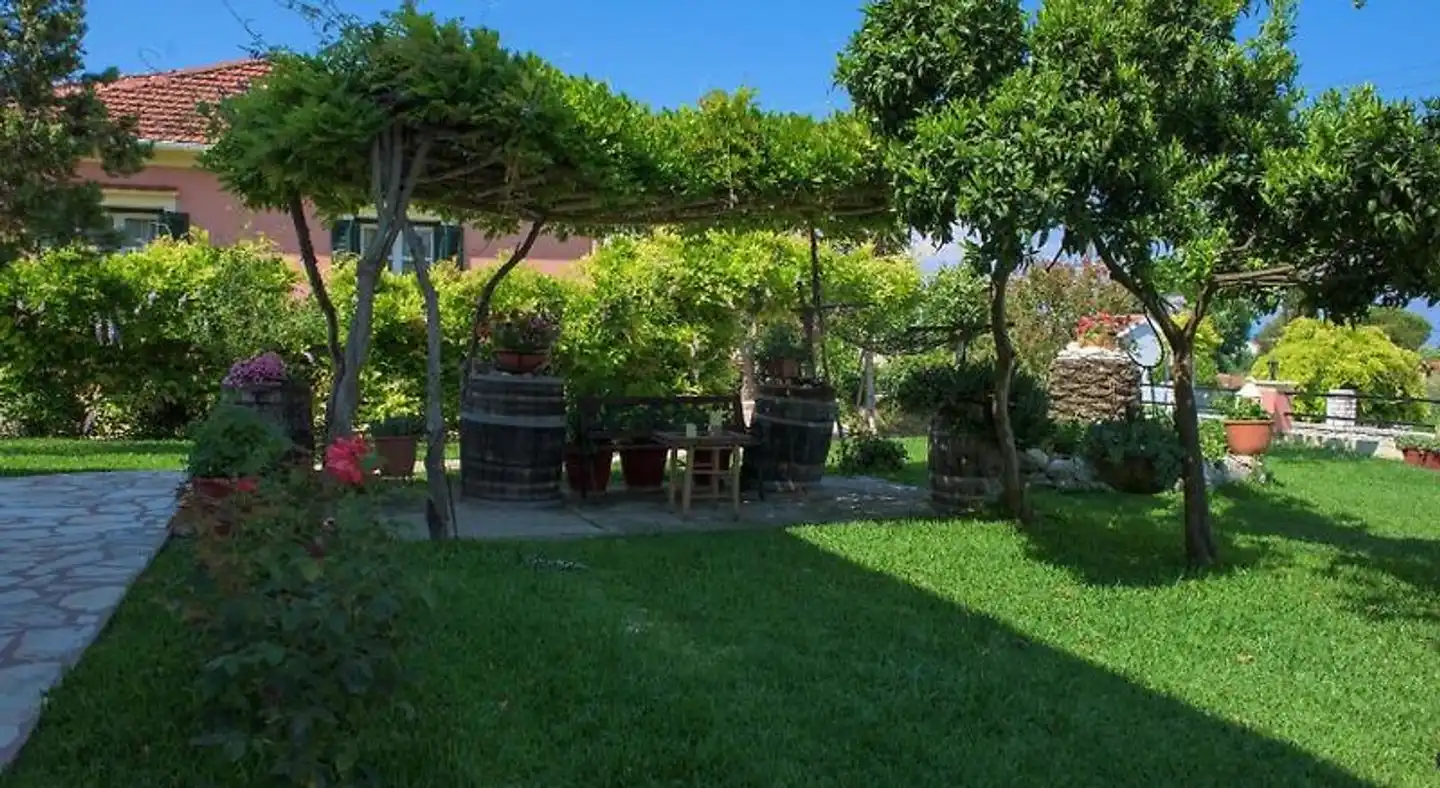 Othonas Apartments Garten