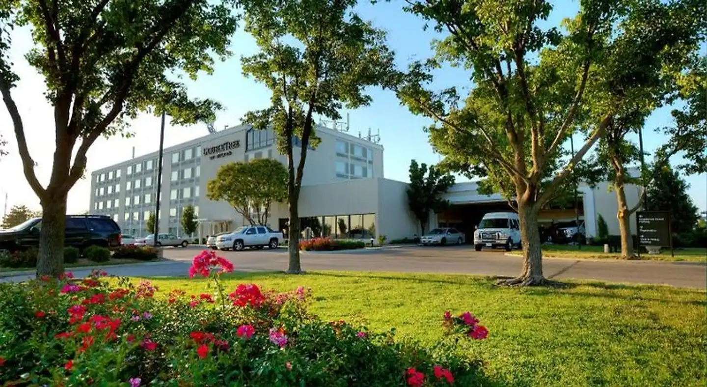 DoubleTree by Hilton Wichita Airport Aussenansicht