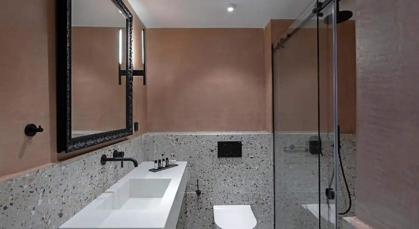 The Athenians Art Apartments Badezimmer