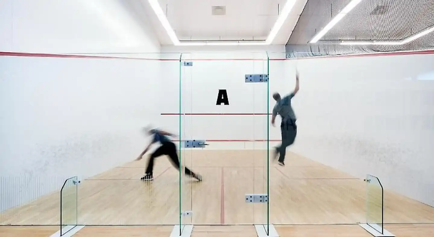 Carlton De Brug Sport und Entertainment