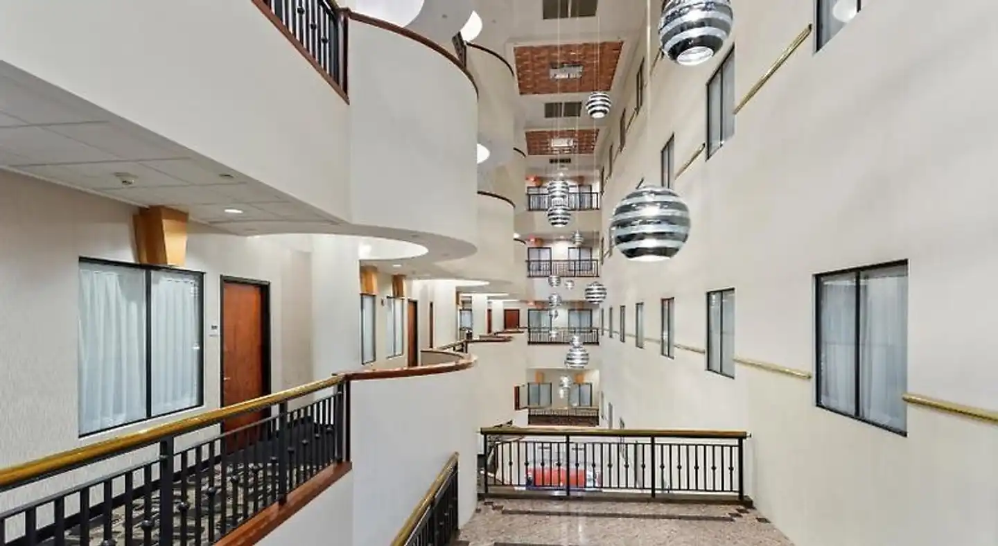 Wyndham Garden Baronne Plaza Lobby