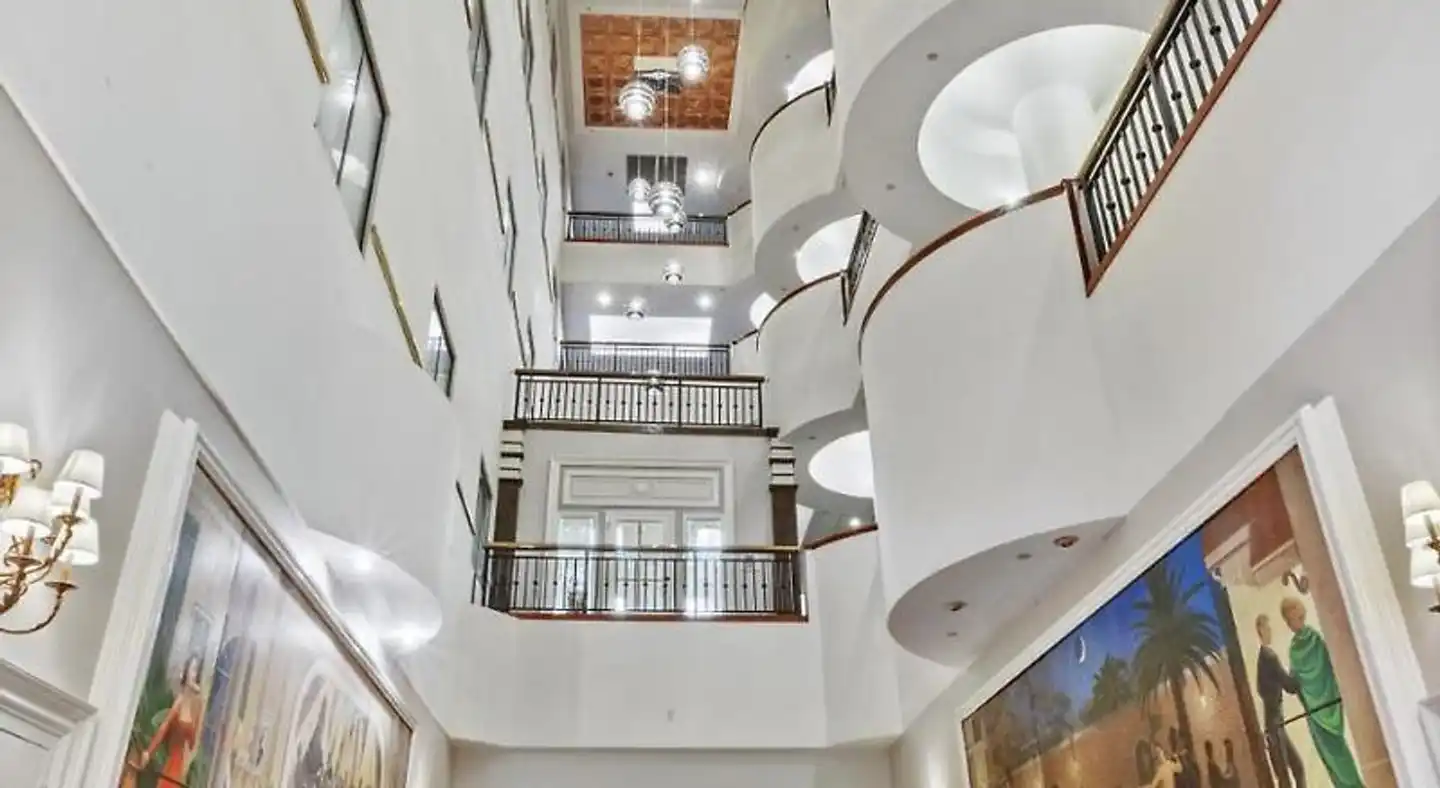 Wyndham Garden Baronne Plaza Lobby