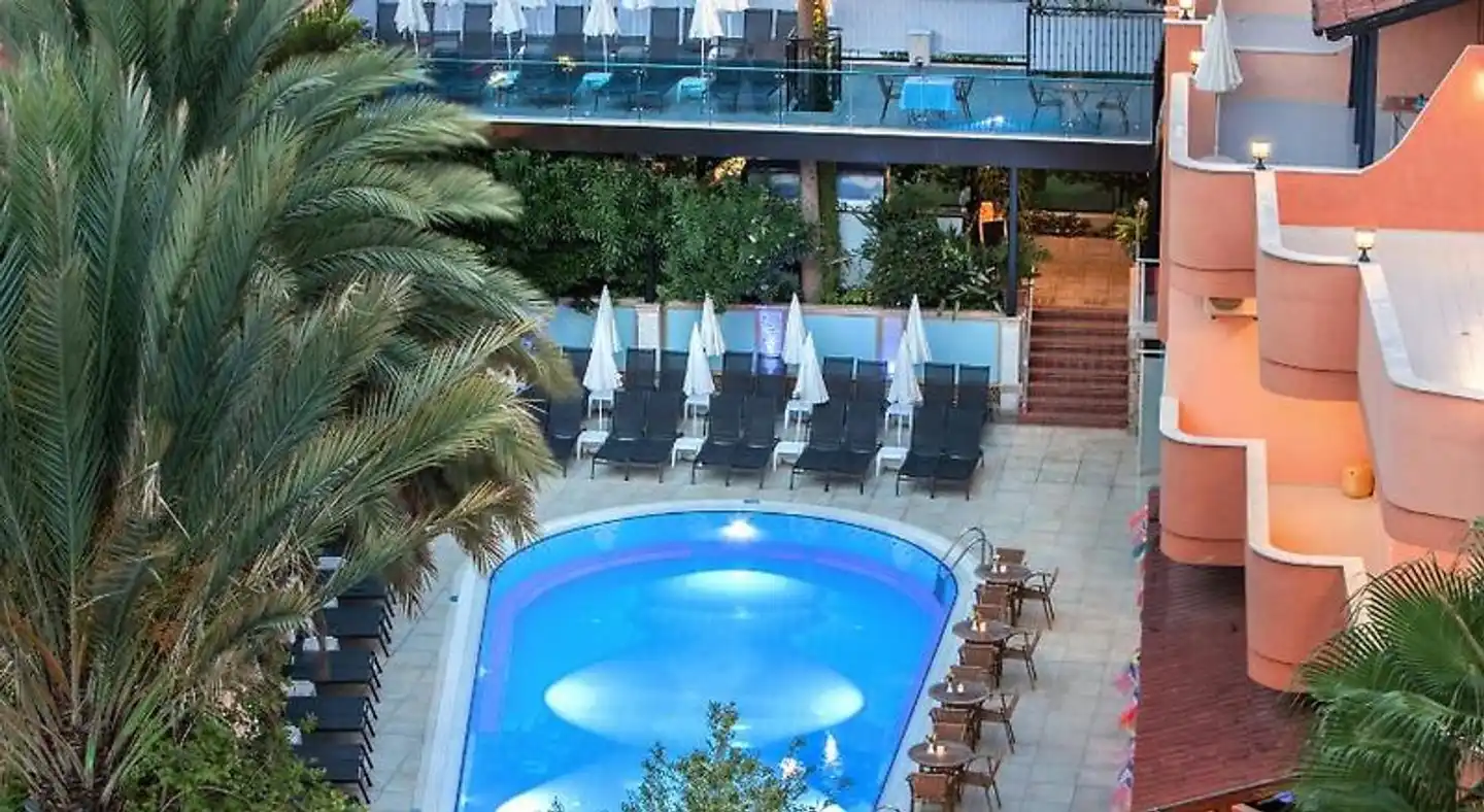 May Flower Aparthotel Pool