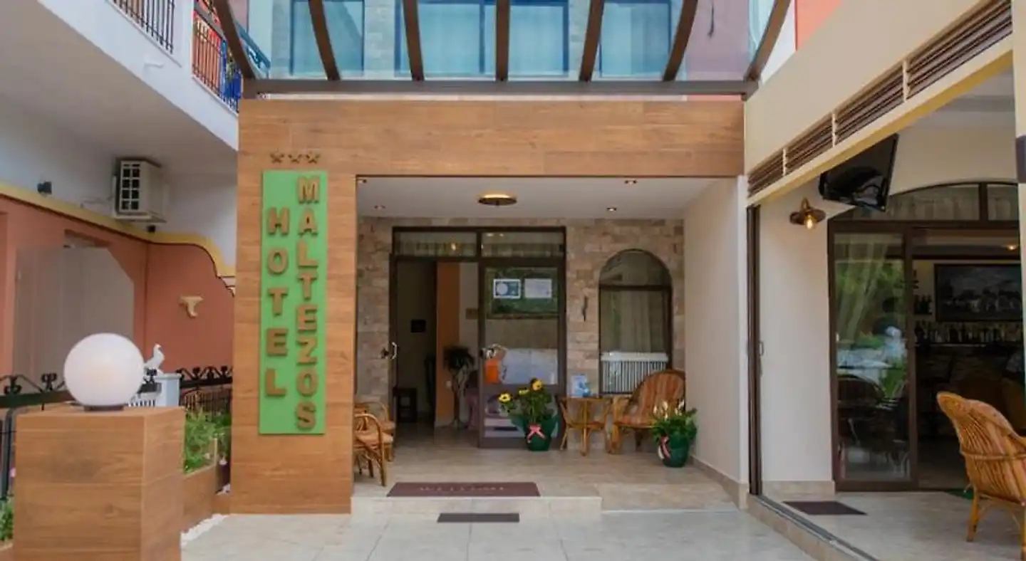Maltezos Hotel Aussenansicht