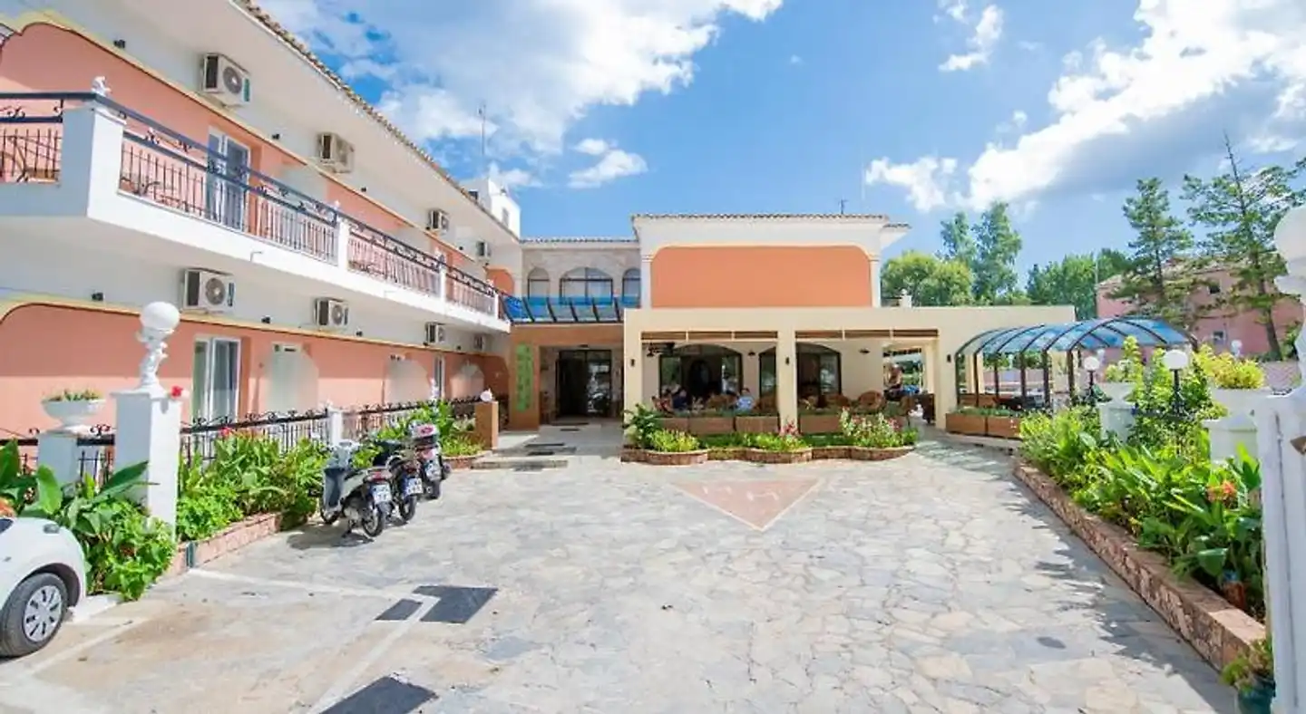 Maltezos Hotel Aussenansicht