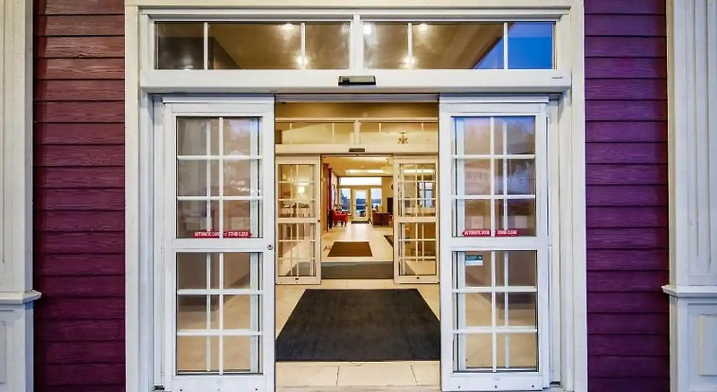 Holiday Inn Express & Suites Astoria Lobby