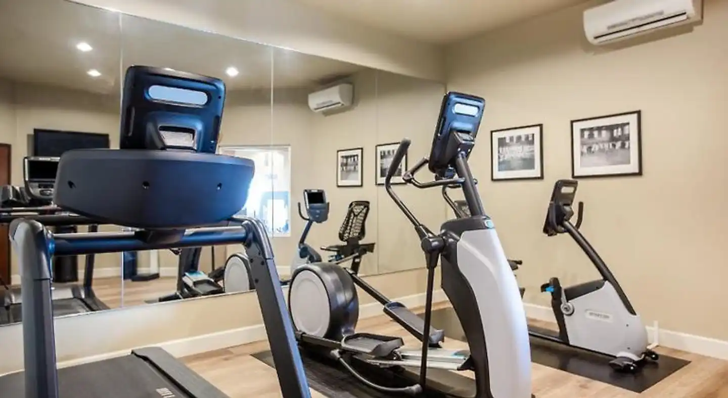 Holiday Inn Express & Suites Astoria Sport und Entertainment