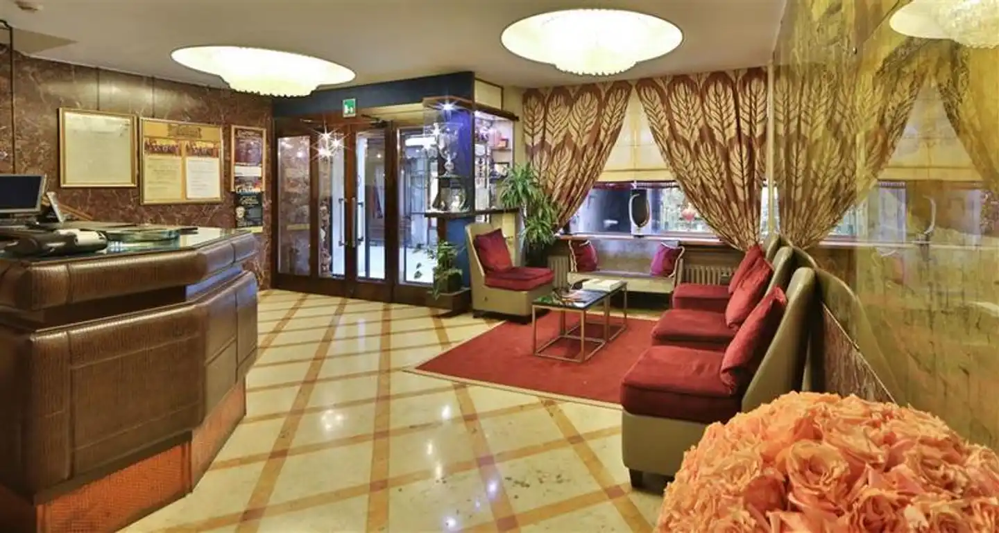 Hotel Montecarlo Lobby