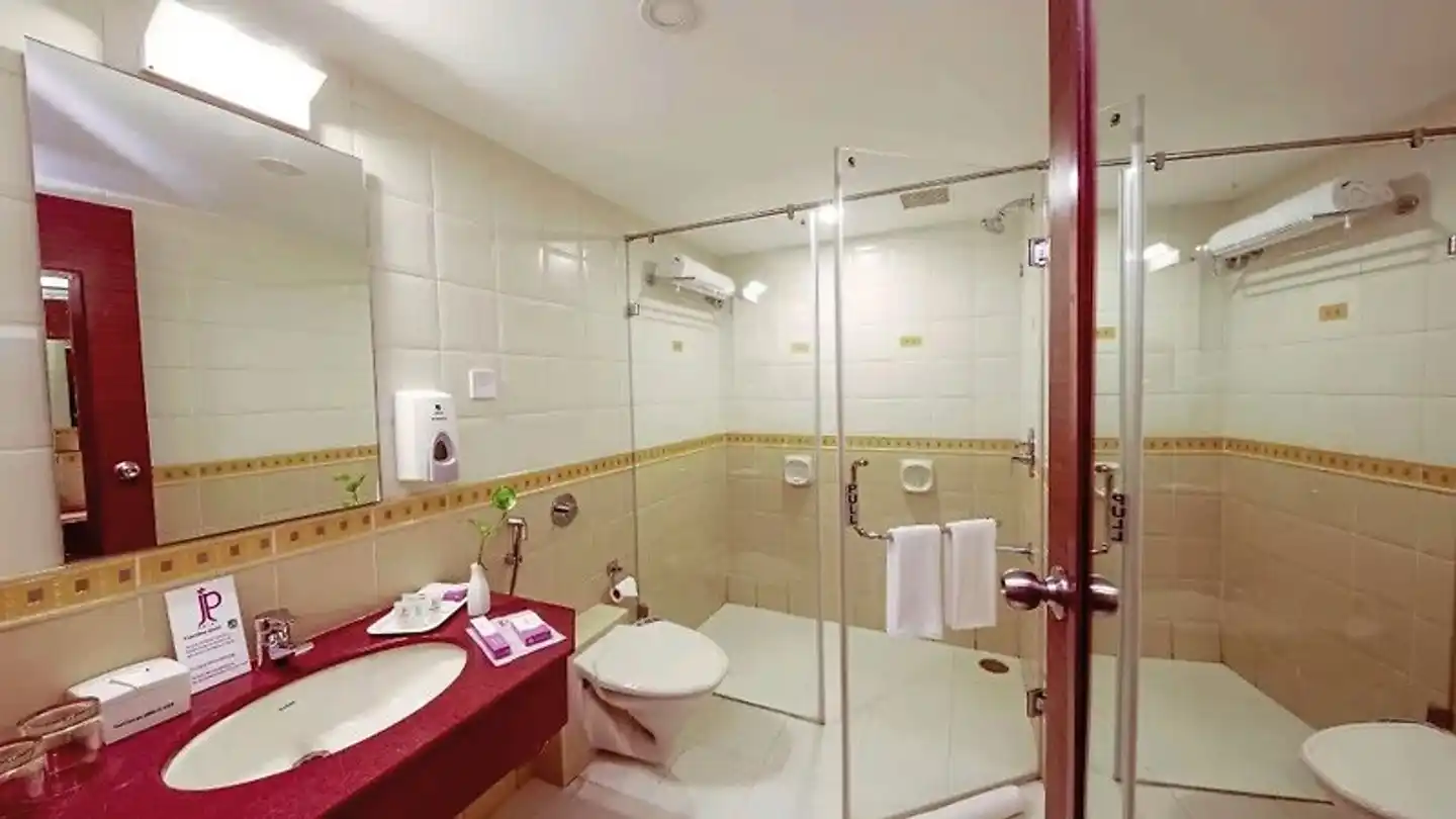 JP Hotel Chennai Badezimmer