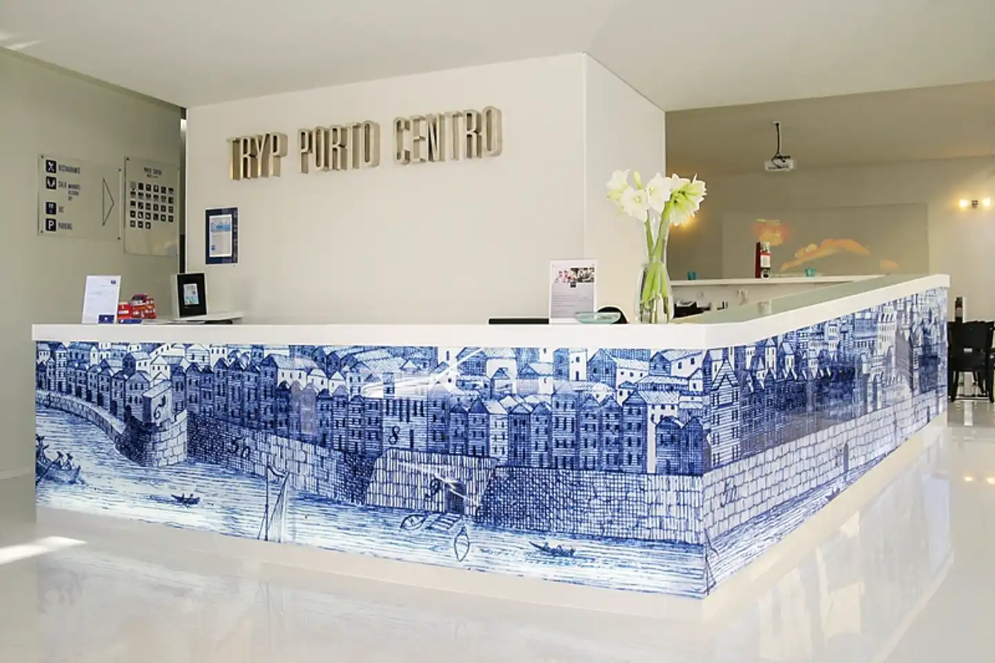 TRYP by Wyndham Porto Centro Hallenbad