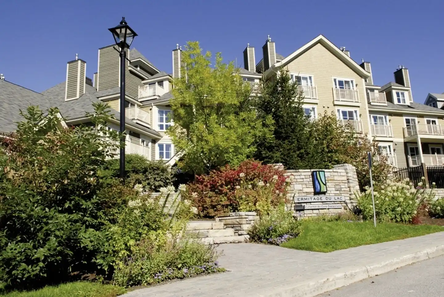 Les Suites Tremblant - Ermitage Du Lac Aussenansicht