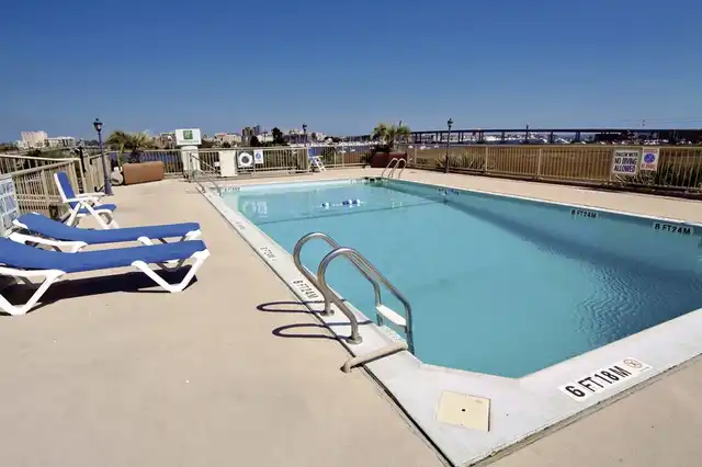 Holiday Inn Riverview Charleston Pool