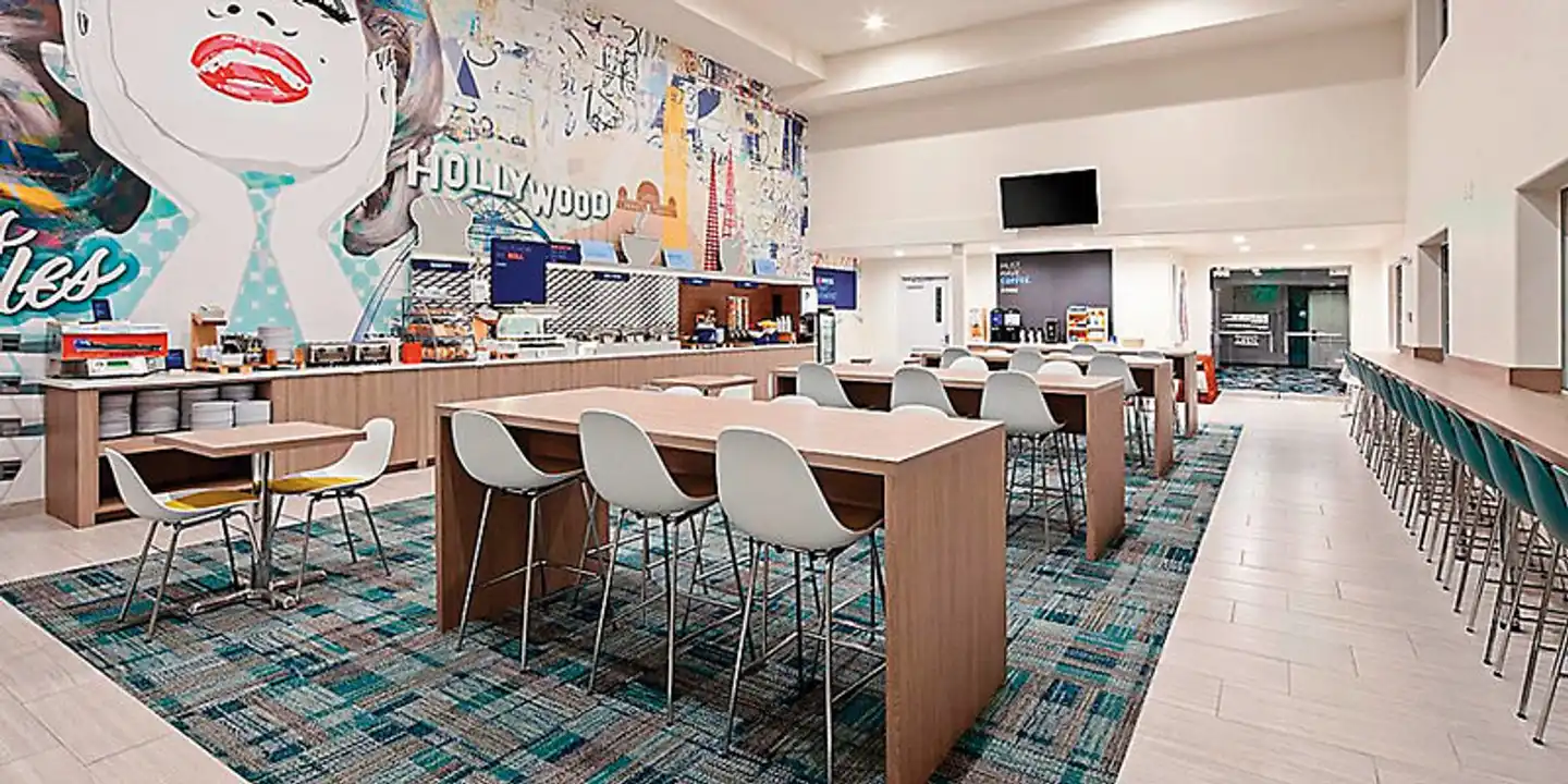 Holiday Inn Express Hotel & Suites Hollywood Walk of Fame Bar