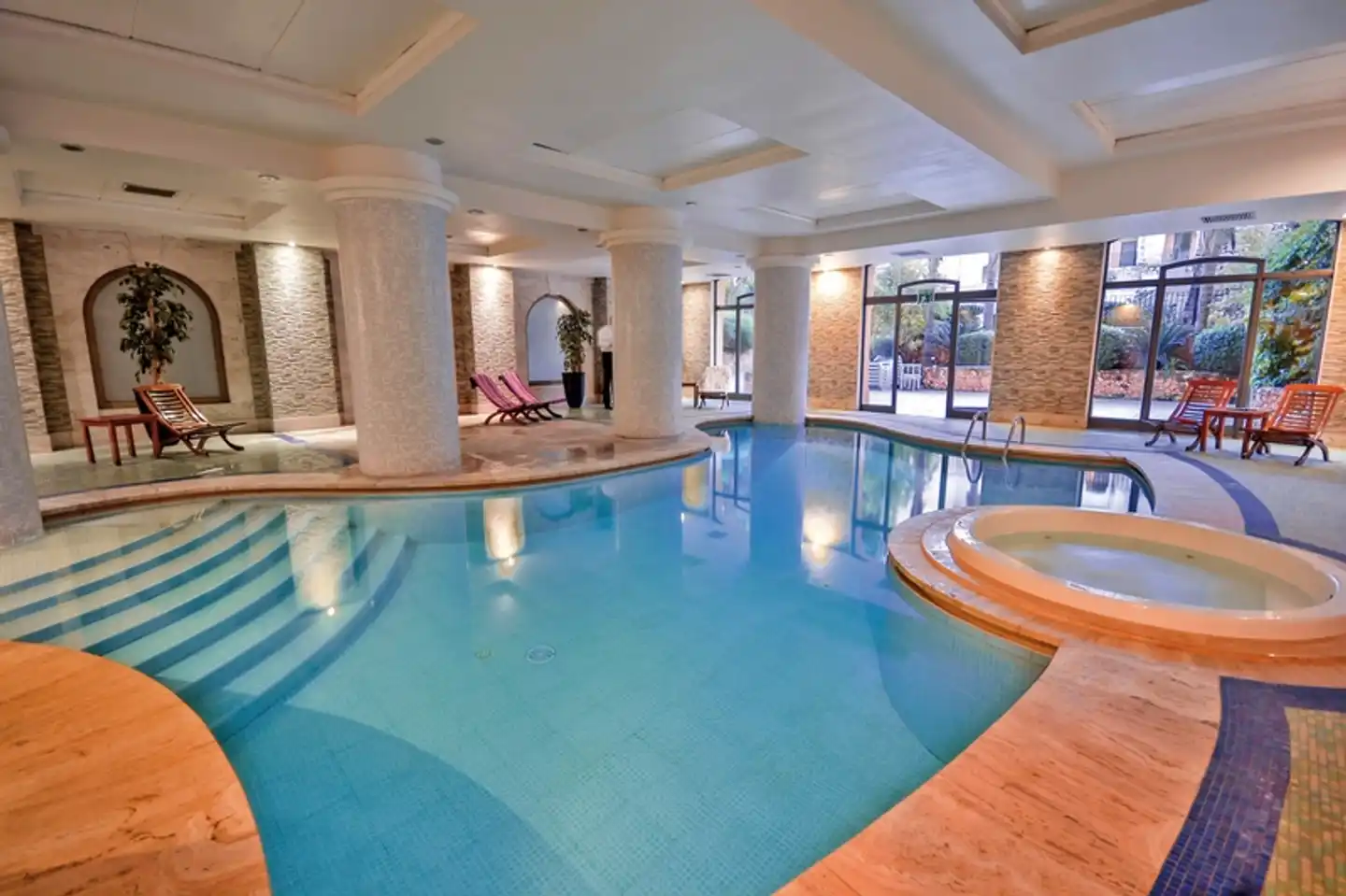 Maritim Antonine Hotel & Spa Hallenbad