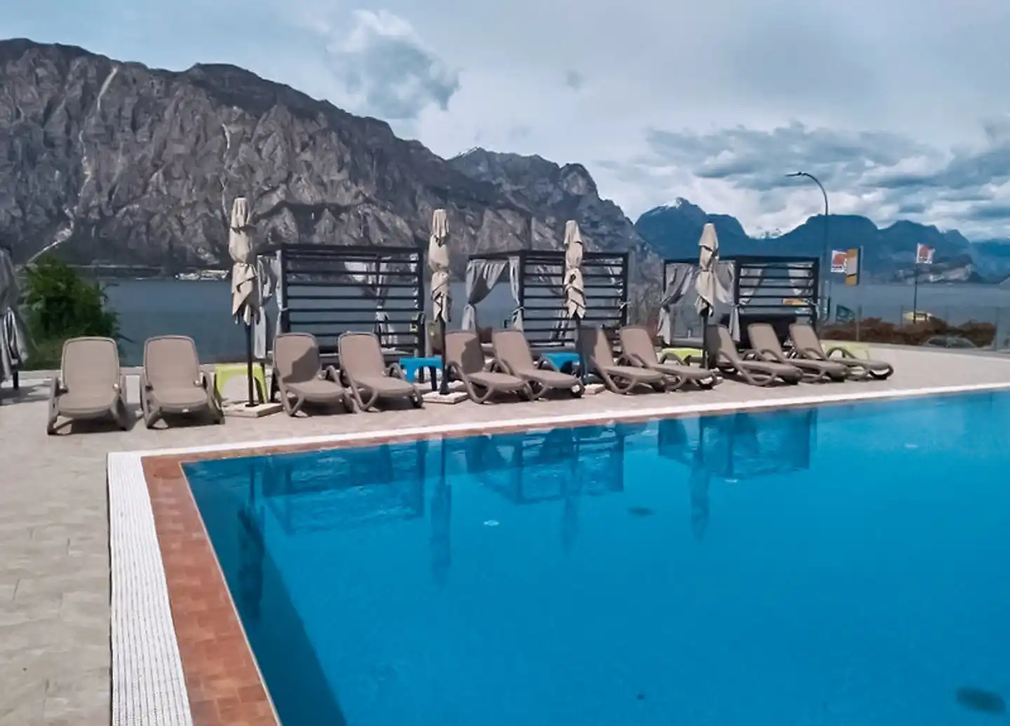 Sole Malcesine Pool
