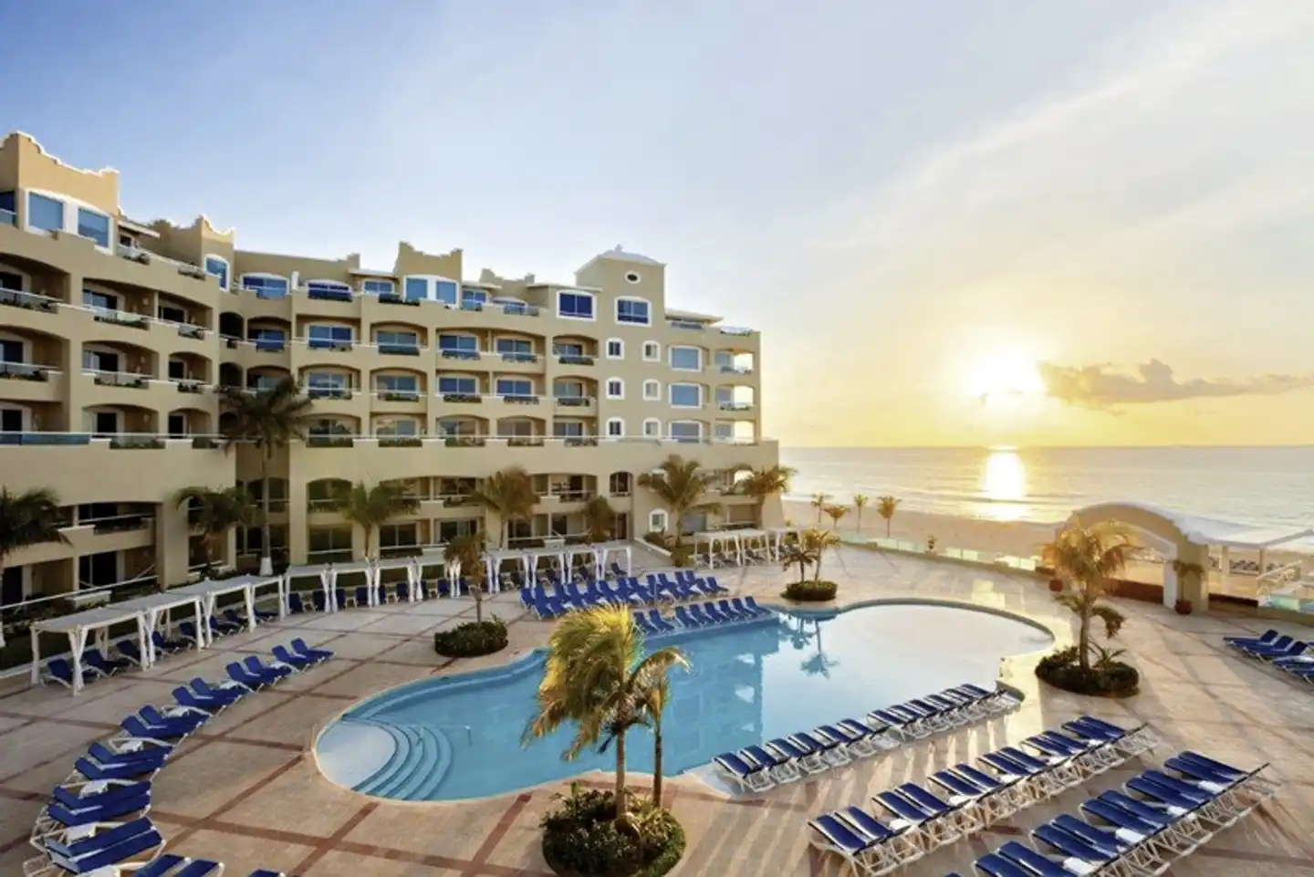 Wyndham Alltra Cancun Pool