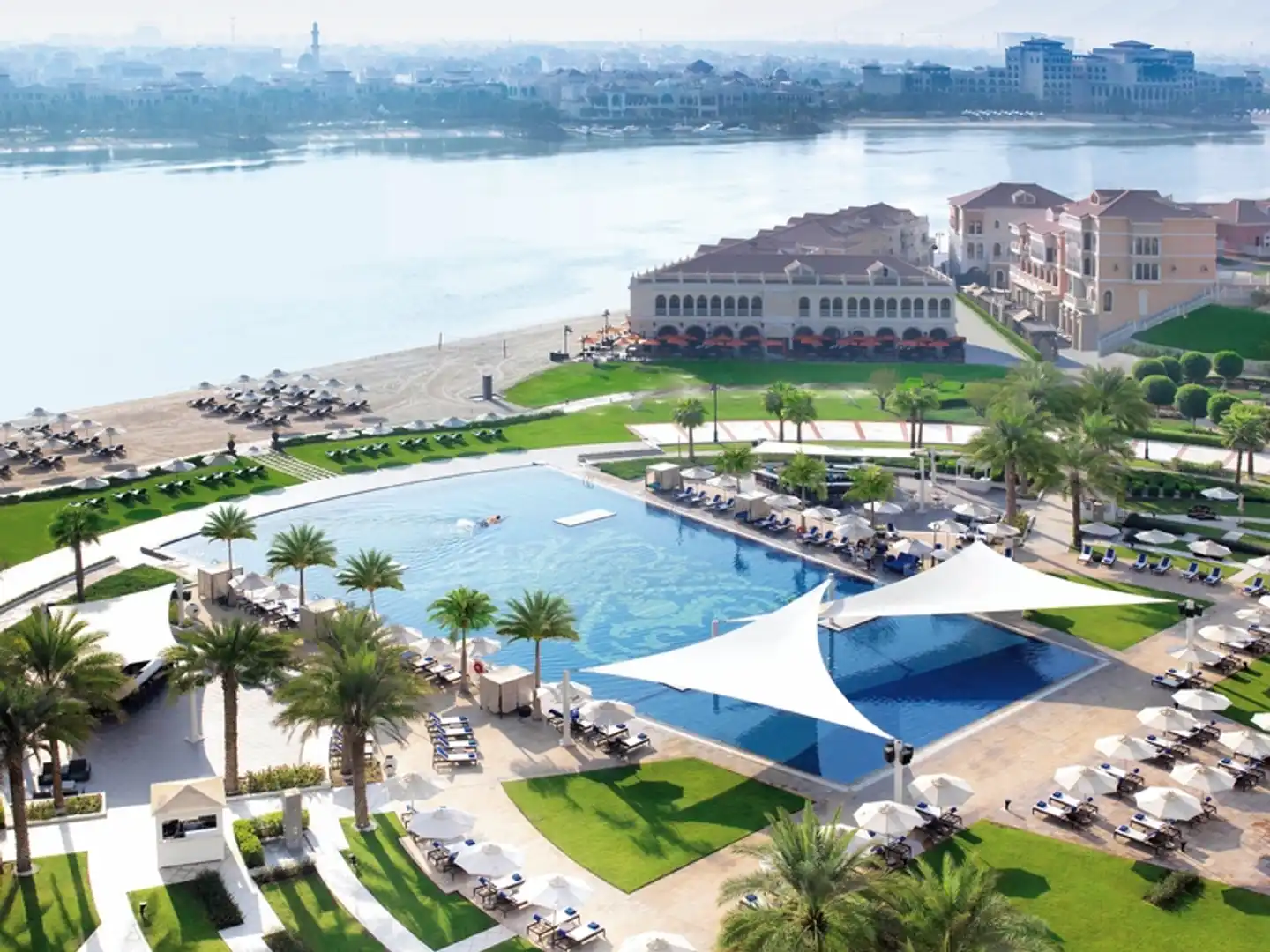 The Ritz-Carlton Abu Dhabi, Grand Canal Aussenansicht