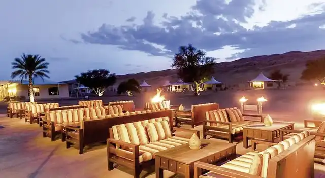 Off-Road zu Festungen & Wadis mit Chauffeur Terrasse