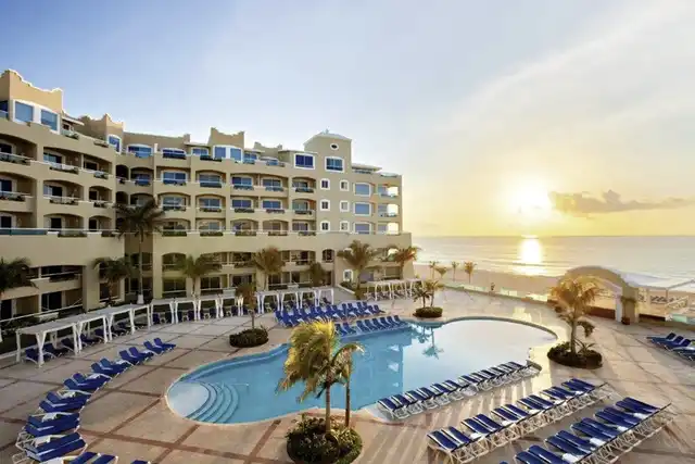 Wyndham Alltra Cancun Pool