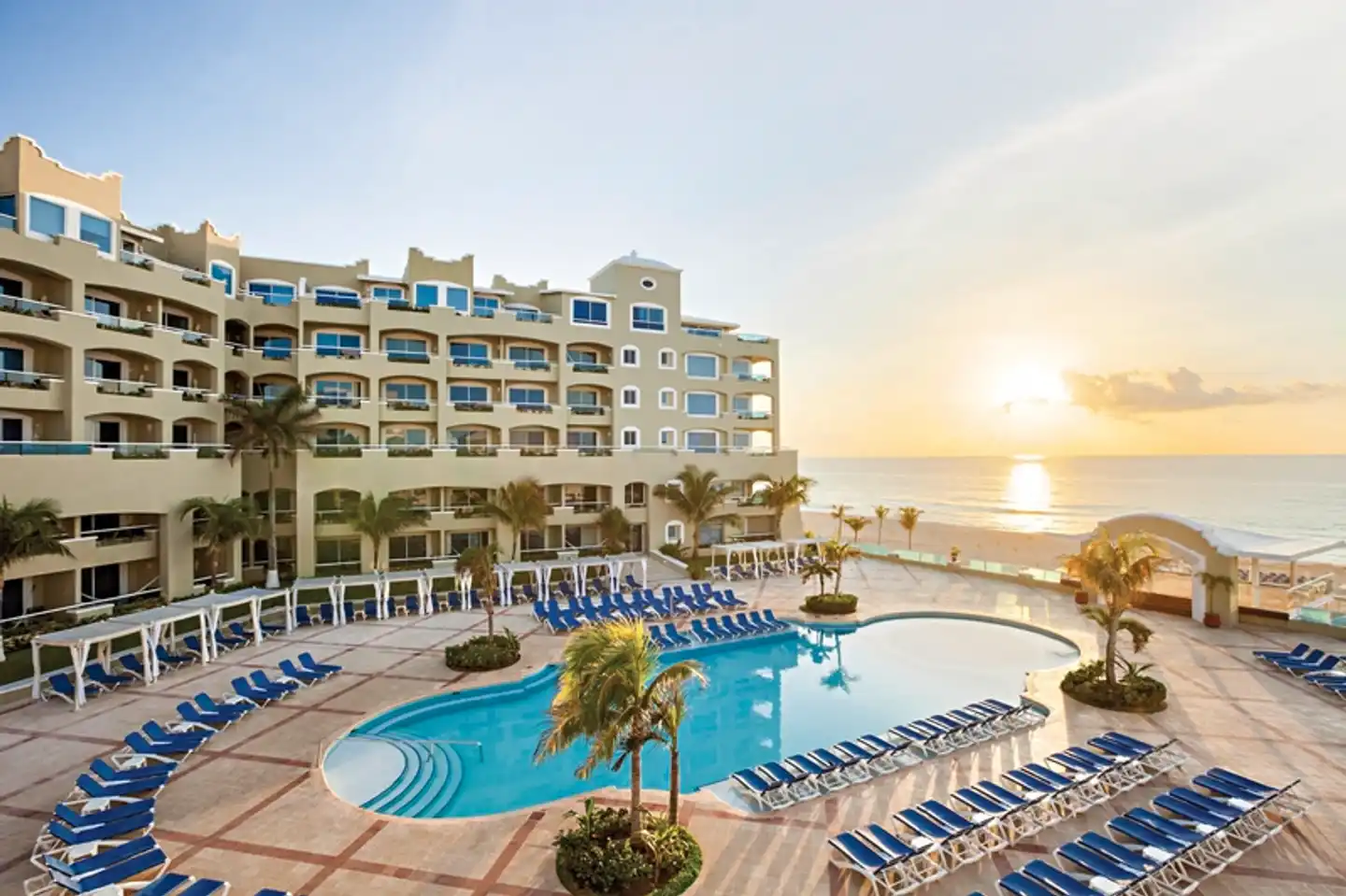 Wyndham Alltra Cancun Pool